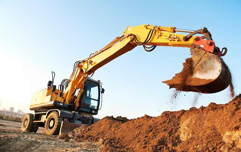Máquina excavadora trabajando terreno